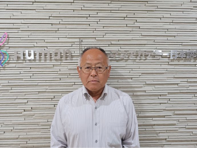 日本語学校校長　尾崎一志