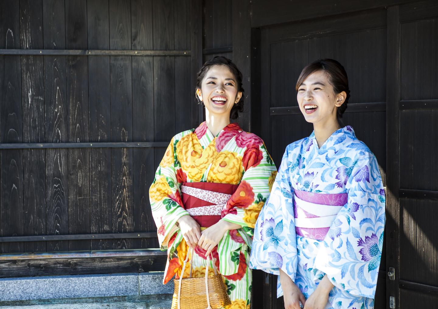 기모노와 유카타의 차이점은? 기모노 입는 법이나 소재, 용도 등으로 자세하게 해설│Karuta - 즐겁게 일본을 배우자